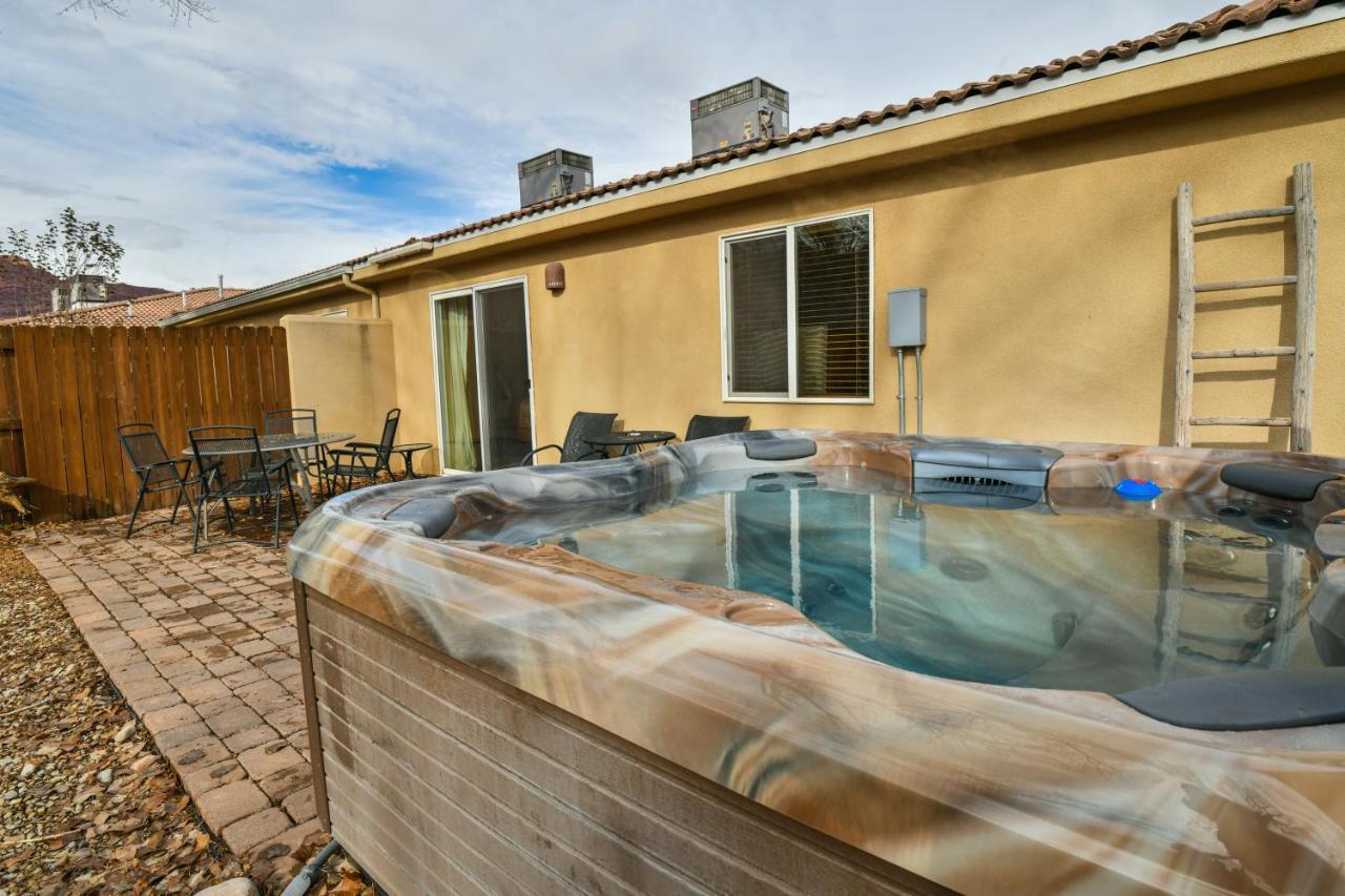 Cw343 - Great Downtown Location With A Private Hot Tub Villa Моуаб Екстериор снимка