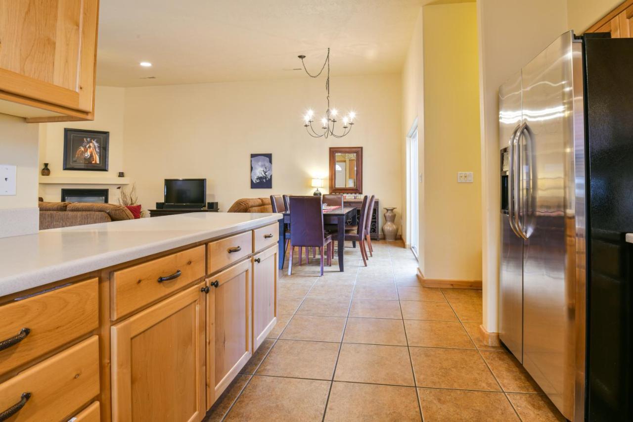 Cw343 - Great Downtown Location With A Private Hot Tub Villa Моуаб Екстериор снимка
